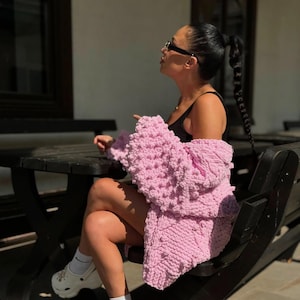 Bubblegum Pink Knitted Cardigan – Y2K Street Style Chunky Sleeve Sweater – Handmade Statement Knit – Oversized Fashion Blogger Layer